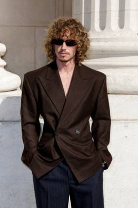 Jordan Huxhold at the end of the second Saint Laurent Ready-to-Wear Men’s Spring Summer 2027 fashion show during Paris Fashion Week at the Bourse de Commerce Pinault Collection in Paris, France, on June 23, 2026. Olivier Borde, Bestimage. Celebrities await the Saint Laurent Men’s Spring Summer 2027 show as part of Paris Fashion Week on June 23, 2026, in Paris, France. Paris, France,detected_source_language  Copyright: xOLIVIERxBORDEx xBESTIMAGExOLIVIERxBORDEx xBESTIMAGEx