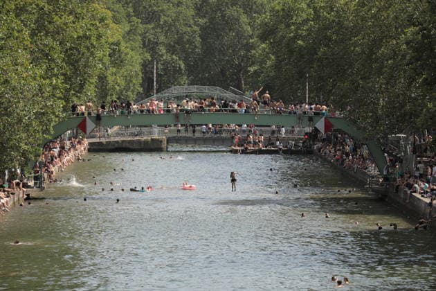 News Bilder des Tages Parisians cool off at Canal Saint-Martin during heatwave PARIS, FRANCE - JUNE 23: People swim at Canal Saint-Martin to cool off during heatwave in Paris, France on June 23, 2026. Mohamad Salaheldin Abdelghani Alsayed Anadolu Paris France. Editorial use only. Please get in touch for any other usage.  Copyright: x2026xAnadoluxMohamadxSalaheldinxAbdelghanixAlsayedx