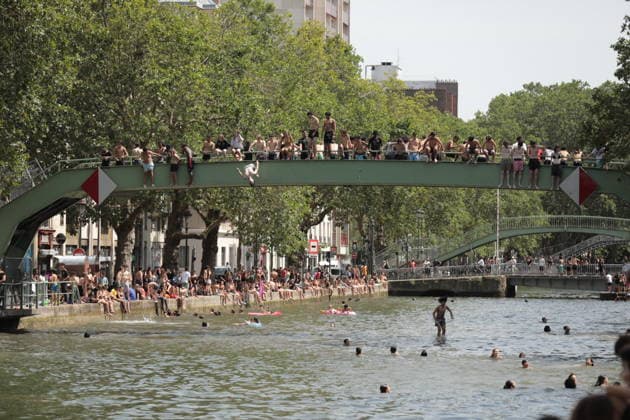 Parisians cool off at Canal Saint-Martin during heatwave PARIS, FRANCE - JUNE 23: People swim at Canal Saint-Martin to cool off during heatwave in Paris, France on June 23, 2026. Mohamad Salaheldin Abdelghani Alsayed Anadolu Paris France. Editorial use only. Please get in touch for any other usage.  Copyright: x2026xAnadoluxMohamadxSalaheldinxAbdelghanixAlsayedx