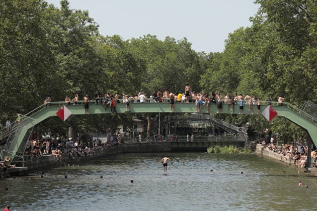 Parisians cool off at Canal Saint-Martin during heatwave PARIS, FRANCE - JUNE 23: People swim at Canal Saint-Martin to cool off during heatwave in Paris, France on June 23, 2026. Mohamad Salaheldin Abdelghani Alsayed Anadolu Paris France. Editorial use only. Please get in touch for any other usage.  Copyright: x2026xAnadoluxMohamadxSalaheldinxAbdelghanixAlsayedx