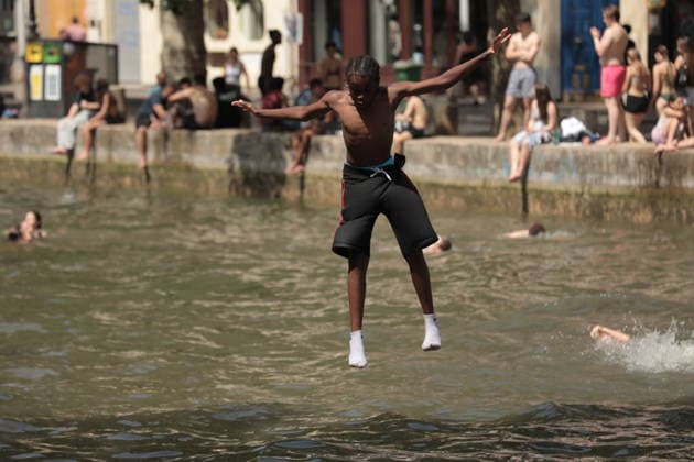 Parisians cool off at Canal Saint-Martin during heatwave PARIS, FRANCE - JUNE 23: People swim at Canal Saint-Martin to cool off during heatwave in Paris, France on June 23, 2026. Mohamad Salaheldin Abdelghani Alsayed Anadolu Paris France. Editorial use only. Please get in touch for any other usage.  Copyright: x2026xAnadoluxMohamadxSalaheldinxAbdelghanixAlsayedx