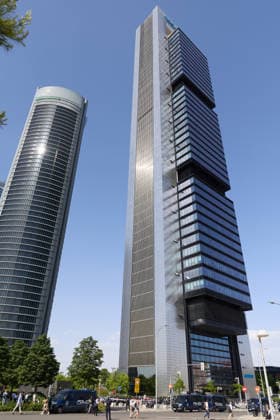 (260623) -- MADRID, June 23, 2026 -- Police cordon off the area near Torre Moeve tower in Madrid, Spain, June 23, 2026. A fire broke out at Madrid s Torre Moeve, Spain s second-tallest skyscraper, on Tuesday, sending plumes of smoke into the sky that were visible from across the city. The tower was evacuated as a precaution, and authorities reported no fatalities or injuries. ) SPAIN-MADRID-TORRE MOEVE TOWER-FIRE MengxDingbo 