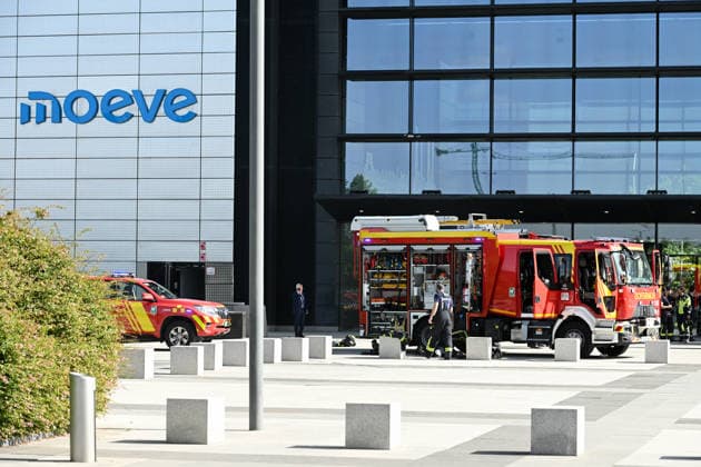 Madrids Moeve Tower Evacuated Due to a Fire Inside the Building Several fire crews are outside the Moeve Tower on June 23, 2026, in Madrid, Spain. An explosion on a middle floor of the Moeve Tower—one of Madrid’s four towers—forced the evacuation of the building this afternoon and produced a large column of smoke. According to initial reports, no injuries have been reported and the fire is now under control. Firefighters, National Police, and SAMUR personnel are on the scene. The incident occurred around 5  Copyright: xGustavoxValientex 7618072