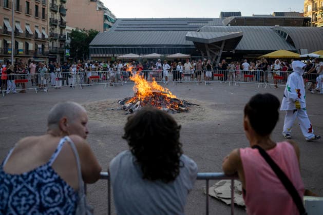 Celebration of the traditional Sant Joan festival in Barcelona A bonfire during the celebration of the traditional Sant Joan festival, on June 23, 2026, in Barcelona, Catalonia, Spain. This iconic folk festival, characterized by bonfires, firecrackers, and family and neighborhood gatherings to eat the traditional coca, brings together thousands of Barcelona residents in the streets, the city’s squares and beaches to celebrate the shortest night of the year and welcome the summer solstice in a festive atmosphere marked by the arrival of the Flame of Canigó. Lorena Sopê BARCELONA SPAIN BARCELONA SPAIN SPAIN,detected_source_language  Copyright: xLorenaxSopÃªnax 7618142