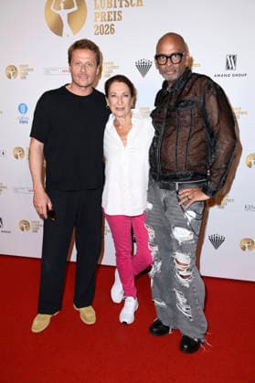 Roman Knizka, Daniela Ziegler und Pierre Sanoussi-Bliss bei der 68. Verleihung vom Ernst-Lubitsch-Preis 2026 im Kino Babylon. Berlin, 23.06.2026 *** Roman Knizka, Daniela Ziegler, and Pierre Sanoussi Bliss at the 68th Ernst Lubitsch Prize ceremony in 2026 at the Babylon Berlin cinema, June 23, 2026,detected_source_language Foto:xN.xKubelkax xFuturexImagex lubitsch_6617
