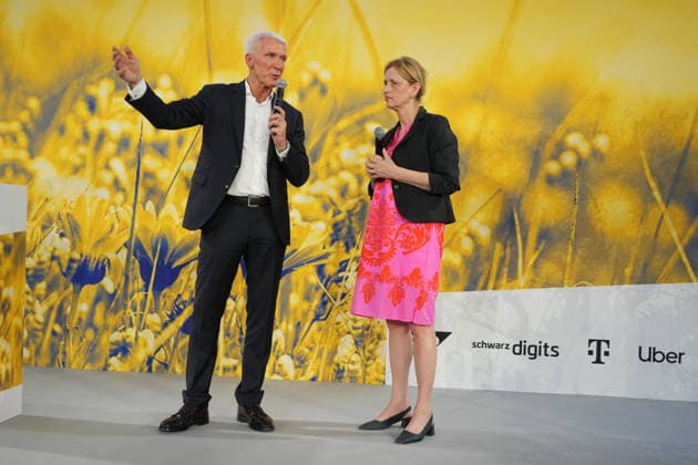 Berlin, bitkom Sommerfest Veranstaltung im Hamburger Bahnhof Berlin GER, Berlin, 20260623, Veranstaltung von bitkom, beim Hamburger Bahnhof, Sommerfest, mit dem Präsident Ralf Wintergerst, eingetragener Verein, mit Ministerin Karin Prien, für Bildung, Familie, Senioren, Frauen und Jugend, erhält einen Kompass *** Event at the Hamburger Bahnhof Berlin GER, Berlin, June 23, 2026; organized by bitkom at the Hamburger Bahnhof; summer festival; featuring President Ralf Wintergerst; registered association; with Minister Karin Prien, Minister of Education, Family, Senior Citizens, Women, and Youth; receives a compass,detected_source_language