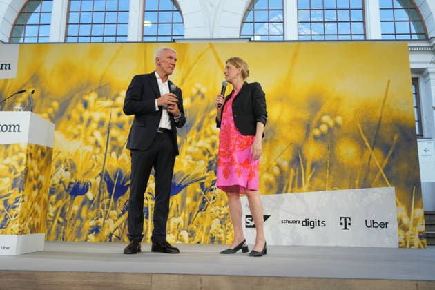 Berlin, bitkom Sommerfest Veranstaltung im Hamburger Bahnhof Berlin GER, Berlin, 20260623, Veranstaltung von bitkom, beim Hamburger Bahnhof, Sommerfest, mit dem Präsident Ralf Wintergerst, eingetragener Verein, mit Ministerin Karin Prien, für Bildung, Familie, Senioren, Frauen und Jugend, erhält einen Kompass *** Event at the Hamburger Bahnhof Berlin GER, Berlin, June 23, 2026; organized by bitkom at the Hamburger Bahnhof; summer festival; featuring President Ralf Wintergerst; registered association; with Minister Karin Prien, Minister of Education, Family, Senior Citizens, Women, and Youth; receives a compass,detected_source_language