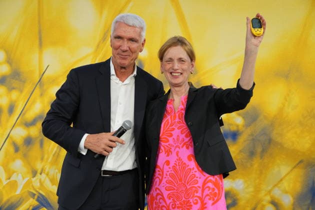 Berlin, bitkom Sommerfest Veranstaltung im Hamburger Bahnhof Berlin GER, Berlin, 20260623, Veranstaltung von bitkom, beim Hamburger Bahnhof, Sommerfest, mit dem Präsident Ralf Wintergerst, eingetragener Verein, mit Ministerin Karin Prien, für Bildung, Familie, Senioren, Frauen und Jugend, erhält einen Kompass *** Event at the Hamburger Bahnhof Berlin GER, Berlin, June 23, 2026; organized by bitkom at the Hamburger Bahnhof; summer festival; featuring President Ralf Wintergerst; registered association; with Minister Karin Prien, Minister of Education, Family, Senior Citizens, Women, and Youth; receives a compass,detected_source_language