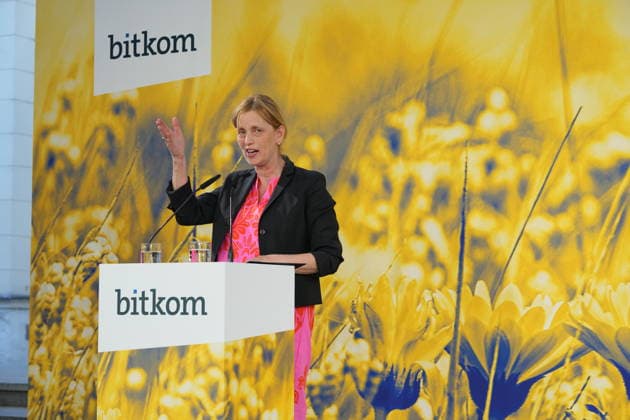 Berlin, bitkom Sommerfest Veranstaltung im Hamburger Bahnhof Berlin GER, Berlin, 20260623, Veranstaltung von bitkom, beim Hamburger Bahnhof, Sommerfest, mit Ministerin Karin Prien, für Bildung, Familie, Senioren, Frauen und Jugend, *** Event at the Hamburger Bahnhof Berlin GER, Berlin, June 23, 2026, organized by bitkom, at the Hamburger Bahnhof, summer festival, featuring Minister Karin Prien, Minister for Education, Family, Senior Citizens, Women, and Youth,,detected_source_language