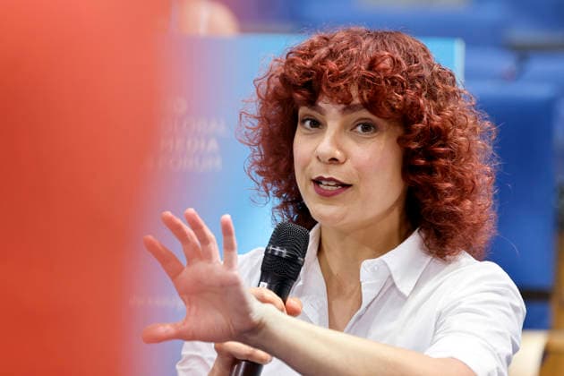 Journalistin Marcela Duarte von der brasilianischen Fact-Checking-Organisation Aos Fatos beim Deutsche Welle Global Media Forum 2026 unter dem Motto Journalism out loud im ehemaligen Plenarsaal des Bundestages im World Conference Center Bonn. Die Deutsche Welle ist der Auslandsrundfunk der Bundesrepublik Deutschland. Bonn, 23.06.2026 NRW Deutschland *** Journalist Marcela Duarte from the Brazilian fact-checking organization Aos Fatos at the Deutsche Welle Global Media Forum 2026, themed Journalism out loud, in the former plenary hall of the Bundestag at the World Conference Center Bonn. Deutsche Welle is the international broadcaster of the Federal Republic of Germany. Bonn, June 23, 2026, North Rhine-Westphalia, Germany,detected_source Copyright: xChristophxHardtx