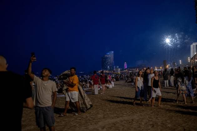 Celebration of the traditional Sant Joan festival in Barcelona Barceloneta Beach during the celebration of the traditional Sant Joan festival, on June 23, 2026, in Barcelona, Catalonia, Spain. This iconic folk festival, characterized by bonfires, the setting off of firecrackers, and family and neighborhood gatherings to eat the traditional coca, brings together thousands of Barcelona residents in the streets, squares, and beaches to celebrate the shortest night of the year and welcome the summer solstice in a festive atmosphere marked by the arrival of the Flame of Canigó. Lorena Sopê BARCELONA SPAIN BARCELONA SPAIN SPAIN,detected_source_language  Copyright: xLorenaxSopÃªnax 7618279