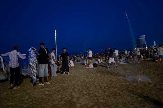 Celebration of the traditional Sant Joan festival in Barcelona Barceloneta Beach during the celebration of the traditional Sant Joan festival, on June 23, 2026, in Barcelona, Catalonia, Spain. This iconic folk festival, characterized by bonfires, the setting off of firecrackers, and family and neighborhood gatherings to eat the traditional coca, brings together thousands of Barcelona residents in the streets, squares, and beaches to celebrate the shortest night of the year and welcome the summer solstice in a festive atmosphere marked by the arrival of the Flame of Canigó. Lorena Sopê BARCELONA SPAIN BARCELONA SPAIN SPAIN,detected_source_language  Copyright: xLorenaxSopÃªnax 7618280