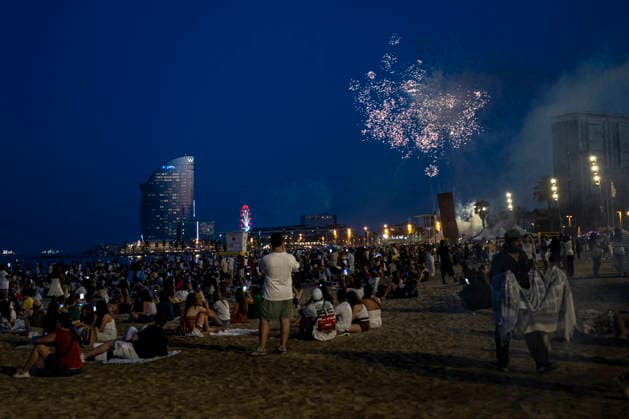 Celebration of the traditional Sant Joan festival in Barcelona Barceloneta Beach during the celebration of the traditional Sant Joan festival, on June 23, 2026, in Barcelona, Catalonia, Spain. This iconic folk festival, characterized by bonfires, the setting off of firecrackers, and family and neighborhood gatherings to eat the traditional coca, brings together thousands of Barcelona residents in the streets, squares, and beaches to celebrate the shortest night of the year and welcome the summer solstice in a festive atmosphere marked by the arrival of the Flame of Canigó. Lorena Sopê BARCELONA SPAIN BARCELONA SPAIN SPAIN,detected_source_language  Copyright: xLorenaxSopÃªnax 7618281