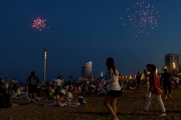 Celebration of the traditional Sant Joan festival in Barcelona Barceloneta Beach during the celebration of the traditional Sant Joan festival, on June 23, 2026, in Barcelona, Catalonia, Spain. This iconic folk festival, characterized by bonfires, the setting off of firecrackers, and family and neighborhood gatherings to eat the traditional coca, brings together thousands of Barcelona residents in the streets, squares, and beaches to celebrate the shortest night of the year and welcome the summer solstice in a festive atmosphere marked by the arrival of the Flame of Canigó. Lorena Sopê BARCELONA SPAIN BARCELONA SPAIN SPAIN,detected_source_language  Copyright: xLorenaxSopÃªnax 7618282