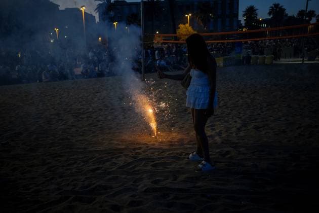 Celebration of the traditional Sant Joan festival in Barcelona Barceloneta Beach during the celebration of the traditional Sant Joan festival, on June 23, 2026, in Barcelona, Catalonia, Spain. This iconic folk festival, characterized by bonfires, the setting off of firecrackers, and family and neighborhood gatherings to eat the traditional coca, brings together thousands of Barcelona residents in the streets, squares, and beaches to celebrate the shortest night of the year and welcome the summer solstice in a festive atmosphere marked by the arrival of the Flame of Canigó. Lorena Sopê BARCELONA SPAIN BARCELONA SPAIN SPAIN,detected_source_language  Copyright: xLorenaxSopÃªnax 7618283
