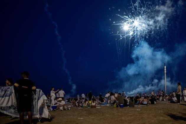 Celebration of the traditional Sant Joan festival in Barcelona Barceloneta Beach during the celebration of the traditional Sant Joan festival, on June 23, 2026, in Barcelona, Catalonia, Spain. This iconic folk festival, characterized by bonfires, the setting off of firecrackers, and family and neighborhood gatherings to eat the traditional coca, brings together thousands of Barcelona residents in the streets, squares, and beaches to celebrate the shortest night of the year and welcome the summer solstice in a festive atmosphere marked by the arrival of the Flame of Canigó. Lorena Sopê BARCELONA SPAIN BARCELONA SPAIN SPAIN,detected_source_language  Copyright: xLorenaxSopÃªnax 7618276