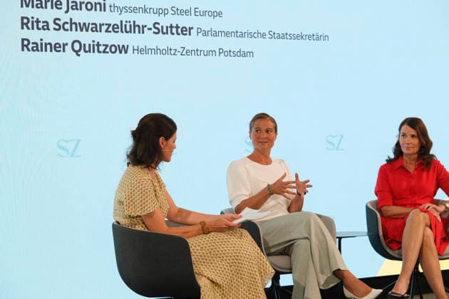 Marie Jaroni im Bühnengespräch beim SZ-Nachhaltigkeitsgipfel Marie Jaroni im Bühnengespräch beim SZ-Nachhaltigkeitsgipfel. Mit auf der Bühne sind Rainer Quitzow und Rita Schwarzelühr-Sutter *** Marie Jaroni in a panel discussion at the SZ Sustainability Summit Marie Jaroni in a panel discussion at the SZ Sustainability Summit Joining her on stage are Rainer Quitzow and Rita Schwarzelühr Sutter,detected_source_language