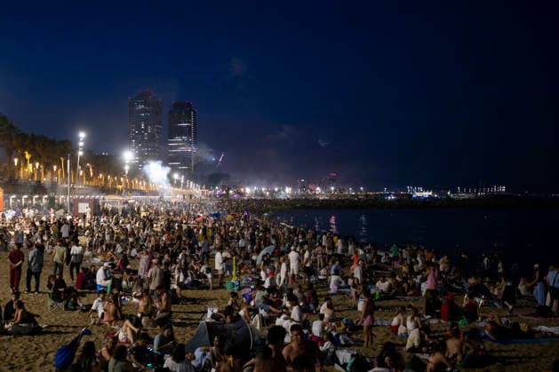 Celebration of the traditional Sant Joan festival in Barcelona Barceloneta Beach during the celebration of the traditional Sant Joan festival, on June 23, 2026, in Barcelona, Catalonia, Spain. This iconic folk festival, characterized by bonfires, firecrackers, and family and neighborhood gatherings to eat the traditional coca, brings together thousands of Barcelonians in the streets, squares, and beaches to celebrate the shortest night of the year and welcome the summer solstice in a festive atmosphere marked by the arrival of the Flame of Canigó. Lorena Sopê BARCELONA SPAIN BARCELONA SPAIN SPAIN,detected_source_language  Copyright: xLorenaxSopÃªnax 7618288
