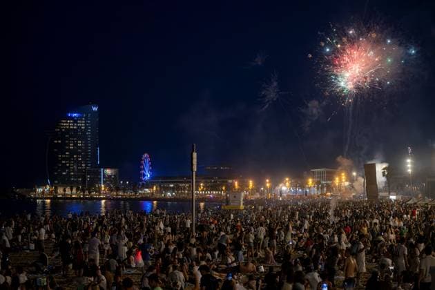 Celebration of the traditional Sant Joan festival in Barcelona Barceloneta Beach during the celebration of the traditional Sant Joan festival, on June 23, 2026, in Barcelona, Catalonia, Spain. This iconic folk festival, characterized by bonfires, firecrackers, and family and neighborhood gatherings to eat the traditional coca, brings together thousands of Barcelonians in the streets, squares, and beaches to celebrate the shortest night of the year and welcome the summer solstice in a festive atmosphere marked by the arrival of the Flame of Canigó. Lorena Sopê BARCELONA SPAIN BARCELONA SPAIN SPAIN,detected_source_language  Copyright: xLorenaxSopÃªnax 7618290