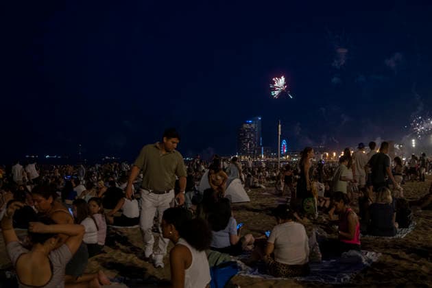 Celebration of the traditional Sant Joan festival in Barcelona Barceloneta Beach during the celebration of the traditional Sant Joan festival, on June 23, 2026, in Barcelona, Catalonia, Spain. This iconic folk festival, characterized by bonfires, firecrackers, and family and neighborhood gatherings to eat the traditional coca, brings together thousands of Barcelona residents in the streets, squares, and beaches to celebrate the shortest night of the year and welcome the summer solstice in a festive atmosphere marked by the arrival of the Flame of Canigó. Lorena Sopê BARCELONA SPAIN BARCELONA SPAIN SPAIN,detected_source_language  Copyright: xLorenaxSopÃªnax 7618291