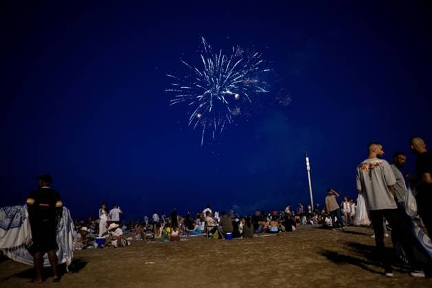 Celebration of the traditional Sant Joan festival in Barcelona Barceloneta Beach during the celebration of the traditional Sant Joan festival, on June 23, 2026, in Barcelona, Catalonia, Spain. This iconic folk festival, characterized by bonfires, firecrackers, and family and neighborhood gatherings to eat the traditional coca, brings together thousands of Barcelona residents in the streets, squares, and beaches to celebrate the shortest night of the year and welcome the summer solstice in a festive atmosphere marked by the arrival of the Flame of Canigó. Lorena Sopê BARCELONA SPAIN BARCELONA SPAIN SPAIN,detected_source_language  Copyright: xLorenaxSopÃªnax 7618293