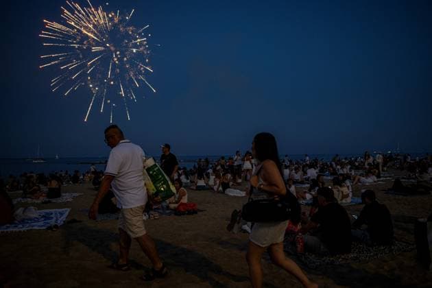 Celebration of the traditional Sant Joan festival in Barcelona Barceloneta Beach during the celebration of the traditional Sant Joan festival, on June 23, 2026, in Barcelona, Catalonia, Spain. This iconic folk festival, characterized by bonfires, firecrackers, and family and neighborhood gatherings to eat the traditional coca, brings together thousands of Barcelonians in the streets, squares, and beaches to celebrate the shortest night of the year and welcome the summer solstice in a festive atmosphere marked by the arrival of the Flame of Canigó. Lorena Sopê BARCELONA SPAIN BARCELONA SPAIN SPAIN,detected_source_language  Copyright: xLorenaxSopÃªnax 7618285