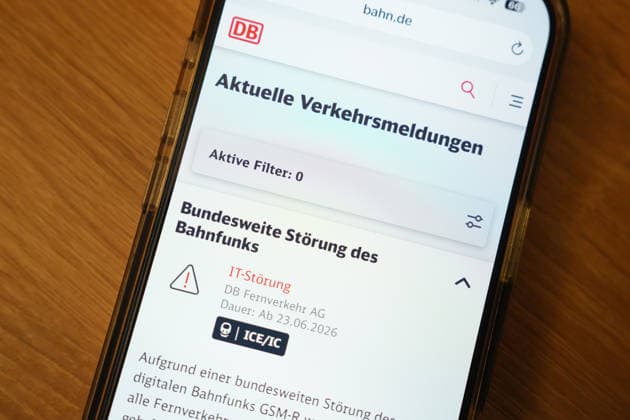 Stoerung Deutsche Bahn DB Meldung in der Mobilfunkapp Themenbild und Symbolbild der Meldung der Deutschen Bahn (DB) in der Mobilfunkapp als Information an Bahnkunden zur kompletten Stoerung des Bahnverkehr in Deutschland nach Problemen mit dem Bahnfunk Deutschland *** Deutsche Bahn (DB) Service Disruption Notice in the Mobile App