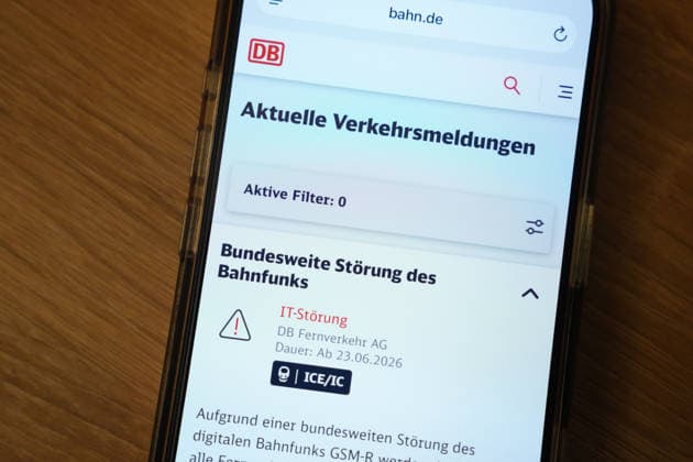 Stoerung Deutsche Bahn DB Meldung in der Mobilfunkapp Themenbild und Symbolbild der Meldung der Deutschen Bahn (DB) in der Mobilfunkapp als Information an Bahnkunden zur kompletten Stoerung des Bahnverkehr in Deutschland nach Problemen mit dem Bahnfunk Deutschland *** Deutsche Bahn (DB) Service Disruption Notice in the Mobile App