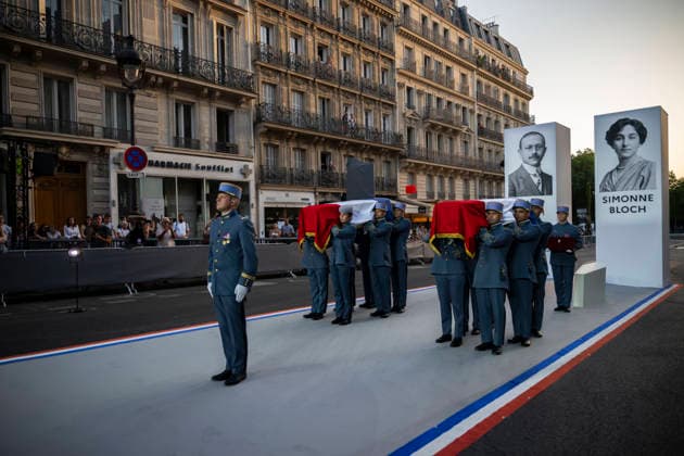 Ceremony to Induct Marc and Simonne Bloch at Pantheon - Paris Soldiers carry the cenotaphs of late Marc and Simonne Bloch during their induction ceremony at the Pantheon monument in Paris, France, 23 June 2026. Photo by Eliot Blondet ABACAPRESS.COM Paris France France  Copyright: xBlondetxEliot ABACAx
