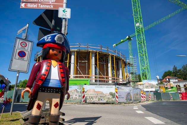 23.06.2026, Bad Wörishofen (Unterallgäu), Baustelle Löwenbräu-Arkaden Bad Wörishofen, der Neubau der Firma Glass aus Mindelheim kommt zügig voran, das Untergeschoss ist schon gut zu erkennen mit dem Rundbau und er Säulenarchitektur für die Terasse. Neben Wohnungen und Gastronomie und Tiefgaragen entsteht ein Ort der Begegnung im Herzen von Bad Wörishofen. Links eine große Playmobilfigur vom nahen Spielwarengeschäft. 23.06.2026, Bad Wörishofen 23.06.2026, Bad Wörishofen *** June 23, 2026, Bad Wörishofen, Unterallgäu; Löwenbräu Arkaden construction site in Bad Wörishofen