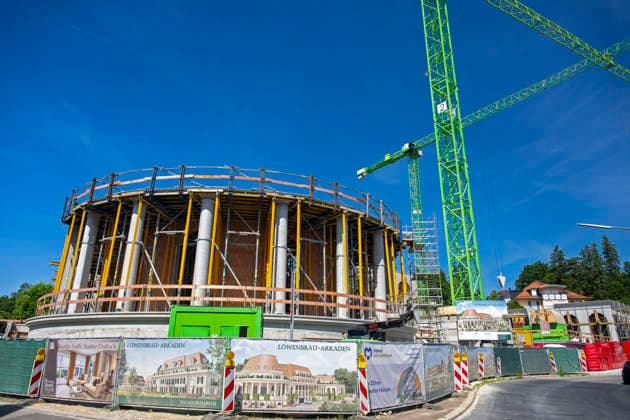 23.06.2026, Bad Wörishofen (Unterallgäu), Baustelle Löwenbräu-Arkaden Bad Wörishofen, der Neubau der Firma Glass aus Mindelheim kommt zügig voran, das Untergeschoss ist schon gut zu erkennen mit dem Rundbau und er Säulenarchitektur für die Terasse. Neben Wohnungen und Gastronomie und Tiefgaragen entsteht ein Ort der Begegnung im Herzen von Bad Wörishofen. 23.06.2026, Bad Wörishofen 23.06.2026, Bad Wörishofen *** June 23, 2026, Bad Wörishofen, Unterallgäu; Löwenbräu Arkaden construction site in Bad Wörishofen