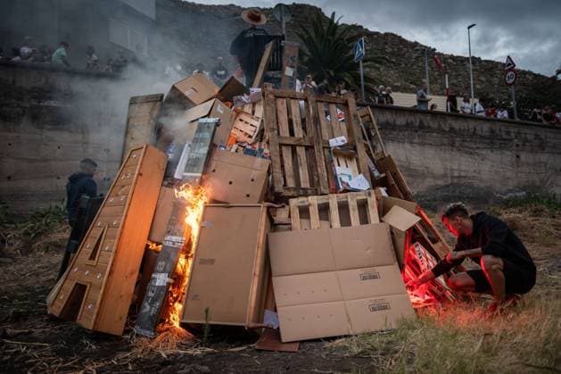 TENERIFE, CANARY ISLANDS, SPAIN - JUNE 23. Residents of Maria JimÃ nez, a coastal neighborhood in Santa Cruz de Tenerife, celebrate the traditional San Juan bonfires, a festivity deeply rooted in local culture and passed down through generations. Every year, neighbors gather to build and light the bonfires that illuminate the shoreline on the eve of June 24, marking the arrival of summer and symbolizing renewal, purification, and community spirit. The tradition remains one of the most anticipated events in the neighborhood, bringing together families and visitors in a celebration that reflects the strong social bonds and cultural heritage of the area. AndrÃ s GutiÃ rrez JNA Press Tenerife Spain Copyright: x xAndrÃ sxGutiÃ rrezx xJNAxPressx
