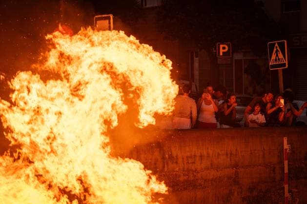 TENERIFE, CANARY ISLANDS, SPAIN - JUNE 23. Residents of Maria JimÃ nez, a coastal neighborhood in Santa Cruz de Tenerife, celebrate the traditional San Juan bonfires, a festivity deeply rooted in local culture and passed down through generations. Every year, neighbors gather to build and light the bonfires that illuminate the shoreline on the eve of June 24, marking the arrival of summer and symbolizing renewal, purification, and community spirit. The tradition remains one of the most anticipated events in the neighborhood, bringing together families and visitors in a celebration that reflects the strong social bonds and cultural heritage of the area. AndrÃ s GutiÃ rrez JNA Press Tenerife Spain Copyright: x xAndrÃ sxGutiÃ rrezx xJNAxPressx