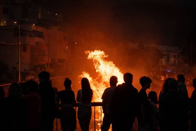 TENERIFE, CANARY ISLANDS, SPAIN - JUNE 23. Residents of Maria JimÃ nez, a coastal neighborhood in Santa Cruz de Tenerife, celebrate the traditional San Juan bonfires, a festivity deeply rooted in local culture and passed down through generations. Every year, neighbors gather to build and light the bonfires that illuminate the shoreline on the eve of June 24, marking the arrival of summer and symbolizing renewal, purification, and community spirit. The tradition remains one of the most anticipated events in the neighborhood, bringing together families and visitors in a celebration that reflects the strong social bonds and cultural heritage of the area. AndrÃ s GutiÃ rrez JNA Press Tenerife Spain Copyright: x xAndrÃ sxGutiÃ rrezx xJNAxPressx
