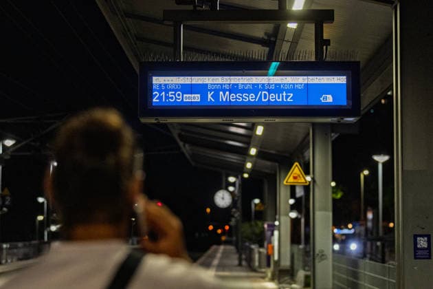 Deutsche Bahn - Bundesweite GSM-R-Störung Anzeigetafel im Bahnhof Bonn UN Campus kurz vor Mitternacht weiat auf die Störung hin - Wegen einer bundesweiten Störung des digitalen Bahnfunks GSM-R hält die Deutsche Bahn vorläufig alle Züge an Bahnhöfen zurück. Die Techniker arbeiten an der Behebung der Störung. Betroffen sind Züge im gesamten deutschen Streckennetz. Bonn Deutschland *** Deutsche Bahn Nationwide GSM-R Outage Copyright: xMarcxJohnx