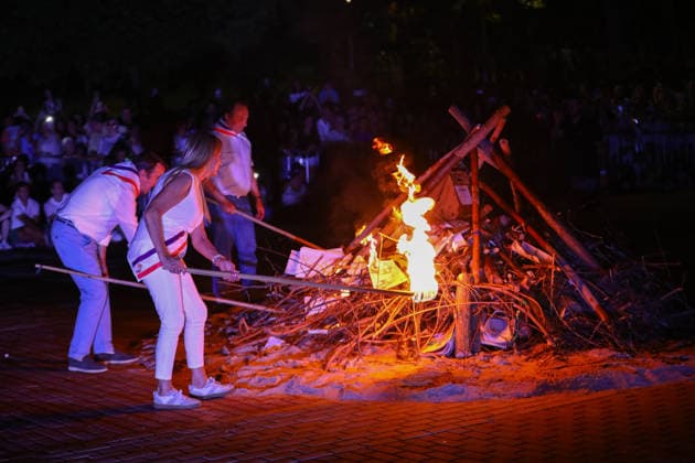 San Juan Bonfire Celebration in Tres Cantos Several people light a traditional San Juan bonfire on June 23, 2026, in Tres Cantos, Madrid, Spain. This iconic folk festival, which marks the arrival of the summer solstice and the shortest night of the year, brings together hundreds of residents in the public spaces of this Madrid municipality to participate in the lighting of the large bonfires, fireworks displays, and concerts. JUNE 24, 2026 SAN JUAN BONFIRES SAN JUAN BONFIRES Tres Cantos Madrid Tres Cantos Madrid, Spain,detected_source_language  Copyright: xRafaelxBastantex 7618410