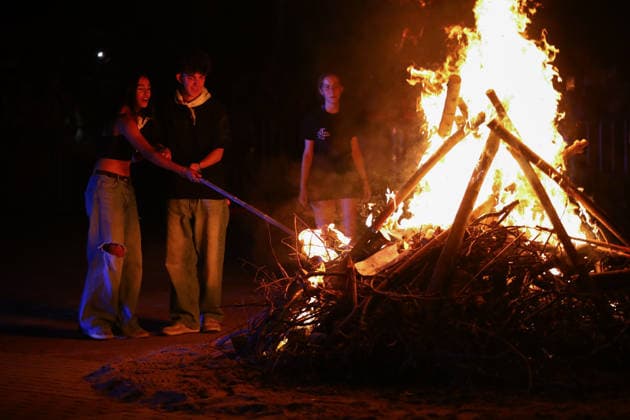 San Juan Bonfire Celebration in Tres Cantos Several people light a traditional San Juan bonfire on June 23, 2026, in Tres Cantos, Madrid, Spain. This iconic folk festival, which marks the arrival of the summer solstice and the shortest night of the year, brings together hundreds of residents in the public spaces of this Madrid municipality to participate in the lighting of the large bonfires, fireworks displays, and concerts. JUNE 24, 2026 SAN JUAN BONFIRES SAN JUAN BONFIRES Tres Cantos Madrid Tres Cantos Madrid, Spain,detected_source_language  Copyright: xRafaelxBastantex 7618411
