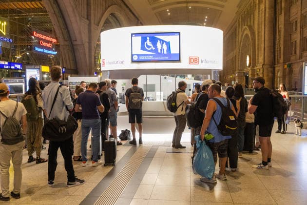 Bundesweite Zugfunk-Störung legt Bahnverkehr lahm Züge werden gestoppt Am Dienstagabend kommt es seit 22:30 Uhr bundesweit zu erheblichen Einschränkungen im Bahnverkehr. Nach EHL Media vorliegenden Informationen besteht eine Störung im digitalen Bahnfunksystem GSM-R, zudem ist auch die vorgesehene Rückfallebene betroffen. Aus Sicherheitsgründen wird der Zugverkehr derzeit sukzessive eingestellt. Personenzüge werden an Bahnhöfen oder an geeigneten Stellen zurückgehalten, während an der Entstörung gearbeitet wird. Für Reisende bedeutet die Lage erhebliche Verzögerungen, Ausfälle und unklare Anschlussmöglichkeiten. Auch am Leipziger Hauptbahnhof ist die Störung deutlich spürbar. Der DB-Infoschalter wird derzeit von zahlre Copyright: xEHLxMedia BjörnxStachx 20260623_bundesweiter-ausfall-zugfunk_3