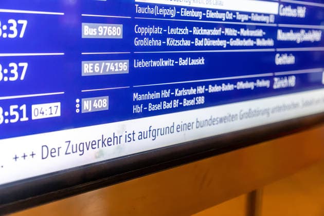 Bundesweite Zugfunk-Störung legt Bahnverkehr lahm Züge werden gestoppt Am Dienstagabend kommt es seit 22:30 Uhr bundesweit zu erheblichen Einschränkungen im Bahnverkehr. Nach EHL Media vorliegenden Informationen besteht eine Störung im digitalen Bahnfunksystem GSM-R, zudem ist auch die vorgesehene Rückfallebene betroffen. Aus Sicherheitsgründen wird der Zugverkehr derzeit sukzessive eingestellt. Personenzüge werden an Bahnhöfen oder an geeigneten Stellen zurückgehalten, während an der Entstörung gearbeitet wird. Für Reisende bedeutet die Lage erhebliche Verzögerungen, Ausfälle und unklare Anschlussmöglichkeiten. Auch am Leipziger Hauptbahnhof ist die Störung deutlich spürbar. Der DB-Infoschalter wird derzeit von zahlre Copyright: xEHLxMedia BjörnxStachx 20260623_bundesweiter-ausfall-zugfunk_6