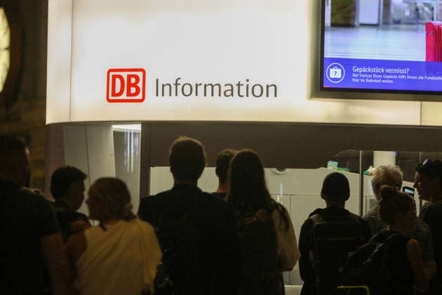 Bundesweite Zugfunk-Störung legt Bahnverkehr lahm Züge werden gestoppt Am Dienstagabend kommt es seit 22:30 Uhr bundesweit zu erheblichen Einschränkungen im Bahnverkehr. Nach EHL Media vorliegenden Informationen besteht eine Störung im digitalen Bahnfunksystem GSM-R, zudem ist auch die vorgesehene Rückfallebene betroffen. Aus Sicherheitsgründen wird der Zugverkehr derzeit sukzessive eingestellt. Personenzüge werden an Bahnhöfen oder an geeigneten Stellen zurückgehalten, während an der Entstörung gearbeitet wird. Für Reisende bedeutet die Lage erhebliche Verzögerungen, Ausfälle und unklare Anschlussmöglichkeiten. Auch am Leipziger Hauptbahnhof ist die Störung deutlich spürbar. Der DB-Infoschalter wird derzeit von zahlre Copyright: xEHLxMedia BjörnxStachx 20260623_bundesweiter-ausfall-zugfunk_8