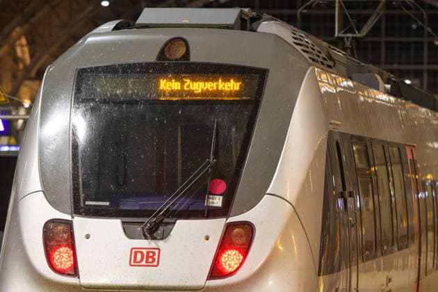 Bundesweite Zugfunk-Störung legt Bahnverkehr lahm Züge werden gestoppt Am Dienstagabend kommt es seit 22:30 Uhr bundesweit zu erheblichen Einschränkungen im Bahnverkehr. Nach EHL Media vorliegenden Informationen besteht eine Störung im digitalen Bahnfunksystem GSM-R, zudem ist auch die vorgesehene Rückfallebene betroffen. Aus Sicherheitsgründen wird der Zugverkehr derzeit sukzessive eingestellt. Personenzüge werden an Bahnhöfen oder an geeigneten Stellen zurückgehalten, während an der Entstörung gearbeitet wird. Für Reisende bedeutet die Lage erhebliche Verzögerungen, Ausfälle und unklare Anschlussmöglichkeiten. Auch am Leipziger Hauptbahnhof ist die Störung deutlich spürbar. Der DB-Infoschalter wird derzeit von zahlre Copyright: xEHLxMedia BjörnxStachx 20260623_bundesweiter-ausfall-zugfunk_14
