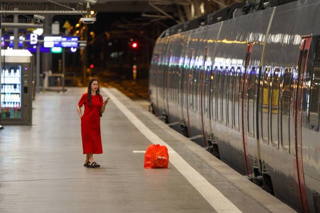 Bundesweite Zugfunk-Störung legt Bahnverkehr lahm Züge werden gestoppt Am Dienstagabend kommt es seit 22:30 Uhr bundesweit zu erheblichen Einschränkungen im Bahnverkehr. Nach EHL Media vorliegenden Informationen besteht eine Störung im digitalen Bahnfunksystem GSM-R, zudem ist auch die vorgesehene Rückfallebene betroffen. Aus Sicherheitsgründen wird der Zugverkehr derzeit sukzessive eingestellt. Personenzüge werden an Bahnhöfen oder an geeigneten Stellen zurückgehalten, während an der Entstörung gearbeitet wird. Für Reisende bedeutet die Lage erhebliche Verzögerungen, Ausfälle und unklare Anschlussmöglichkeiten. Auch am Leipziger Hauptbahnhof ist die Störung deutlich spürbar. Der DB-Infoschalter wird derzeit von zahlre Copyright: xEHLxMedia BjörnxStachx 20260623_bundesweiter-ausfall-zugfunk_15