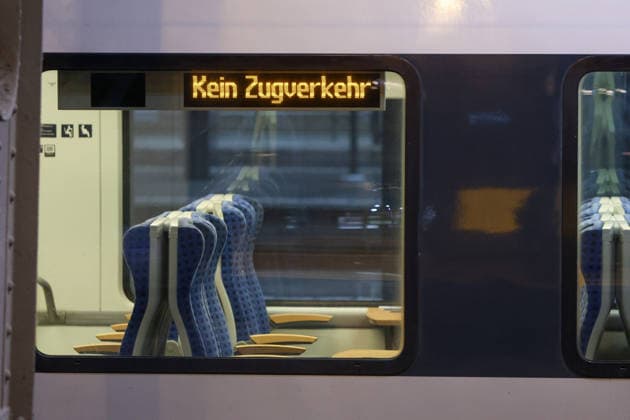 Bundesweite Zugfunk-Störung legt Bahnverkehr lahm Züge werden gestoppt Am Dienstagabend kommt es seit 22:30 Uhr bundesweit zu erheblichen Einschränkungen im Bahnverkehr. Nach EHL Media vorliegenden Informationen besteht eine Störung im digitalen Bahnfunksystem GSM-R, zudem ist auch die vorgesehene Rückfallebene betroffen. Aus Sicherheitsgründen wird der Zugverkehr derzeit sukzessive eingestellt. Personenzüge werden an Bahnhöfen oder an geeigneten Stellen zurückgehalten, während an der Entstörung gearbeitet wird. Für Reisende bedeutet die Lage erhebliche Verzögerungen, Ausfälle und unklare Anschlussmöglichkeiten. Auch am Leipziger Hauptbahnhof ist die Störung deutlich spürbar. Der DB-Infoschalter wird derzeit von zahlre Copyright: xEHLxMedia BjörnxStachx 20260623_bundesweiter-ausfall-zugfunk_23