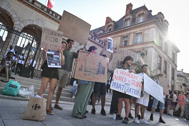 PFW - Protest against Louis Vuitton Runway in Paris FA Demonstrators protest against the Louis Vuitton fashion show in front of the Cite Universitaire in Paris during the Paris Fashion Week, on June 23, 2026. Photo by Firas Abdullah ABACAPRESS.COM Paris Ile-de-France France  Copyright: xAbdullahxFiras ABACAx