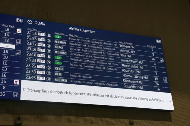 24.06.2026 Dortmund, Ruhrgebiet, NRW, Bundesweit steht der Bahnverkehr. So auch hier im Dortmunder Hauptbahnhof. Der Zugfunk hat eine massive Störung. Alle Züge und S-Bahnen mußten in den nächstgelegenen Bahnhof einfahren und dort warten. Die Passagiere wurden gebeten für die Weiterfahrt Taxis zu nehmen. *** June 24, 2026, Dortmund, Ruhr region, North Rhine-Westphalia, Rail service is at a standstill nationwide. The same is true here at Dortmund Central Station. The train radio system is experiencing a major malfunction. All trains and S-Bahn trains had to pull into the nearest station and wait there. Passengers were asked to take taxis to continue their journeys.,detected_source_language