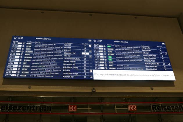 24.06.2026 Dortmund, Ruhrgebiet, NRW, Bundesweit steht der Bahnverkehr. So auch hier im Dortmunder Hauptbahnhof. Der Zugfunk hat eine massive Störung. Alle Züge und S-Bahnen mußten in den nächstgelegenen Bahnhof einfahren und dort warten. Die Passagiere wurden gebeten für die Weiterfahrt Taxis zu nehmen. *** June 24, 2026, Dortmund, Ruhr region, North Rhine-Westphalia, Rail service is at a standstill nationwide. The same is true here at Dortmund Central Station. The train radio system is experiencing a major malfunction. All trains and S-Bahn trains had to pull into the nearest station and wait there. Passengers were asked to take taxis to continue their journeys.,detected_source_language