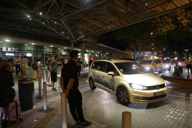 24.06.2026 Dortmund, Ruhrgebiet, NRW, Bundesweit steht der Bahnverkehr. So auch hier im Dortmunder Hauptbahnhof. Der Zugfunk hat eine massive Störung. Alle Züge und S-Bahnen mußten in den nächstgelegenen Bahnhof einfahren und dort warten. Die Passagiere wurden gebeten für die Weiterfahrt Taxis zu nehmen. *** June 24, 2026, Dortmund, Ruhr region, North Rhine-Westphalia, Rail service is at a standstill nationwide. The same is true here at Dortmund Central Station. The train radio system is experiencing a major malfunction. All trains and S-Bahn trains had to pull into the nearest station and wait there. Passengers were asked to take taxis to continue their journeys.,detected_source_language