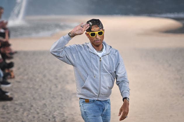 PFW - Louis Vuitton Runway in Paris FA US designer Pharrell Williams cheers the attendees at the end of the Spring Summer 2027 runway for his collection for Louis Vuitton during the Paris Fashion Week, on June 23, 2026. Photo by Firas Abdullah ABACAPRESS.COM Paris Ile-de-France France  Copyright: xAbdullahxFiras ABACAx