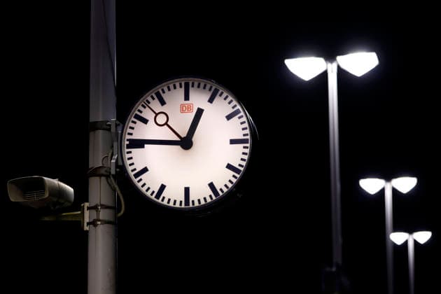 EIne Bahnhofsuhr leuchtet in der Nacht. Wegen massiver Probleme mit dem digitalen Funk hat die Deutsche Bahn den Zugverkehr bundesweit eingestellt. Vorläufig würden alle Züge an Bahnhöfen zurückgehalten. (Themenbild, Symbolbild) Köln, 24.06.2026 NRW Deutschland *** A station clock glows in the night. Due to major problems with the digital radio system, Deutsche Bahn has suspended train service nationwide. For the time being, all trains are being held at stations. Featured image, stock photo Copyright: xChristophxHardtx