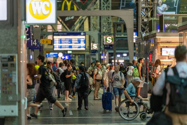 Bundesweite Störung legte Bahnverkehr zeitweise lahm Eine bundesweite Störung der Deutschen Bahn am gestrigen Dienstagabend, begann gegen 22:00 Uhr. Zu diesem Zeitpunkt veröffentlichte die Bahn die erste offizielle Störungsmeldung. Ausgelöst wurde der Stillstand durch eine flächendeckende IT- und Funkstörung des digitalen Bahnfunksystems (GSM-R),weshalb der gesamte Zugbetrieb aus Sicherheitsgründen eingestellt und Züge an den Bahnhöfen zurückgehalten werden mussten. Auch der S-Bahn-Verkehr war betroffen. Die akute Störung konnte glücklicherweise nach rund zweieinhalb Stunden behoben werden, sodass ab etwa 0:30 Uhr in der Nacht die ersten Züge wieder rollten. Frankfurt am Main Bahnhofsviertel Hessen Deutschland *** Nationwide O